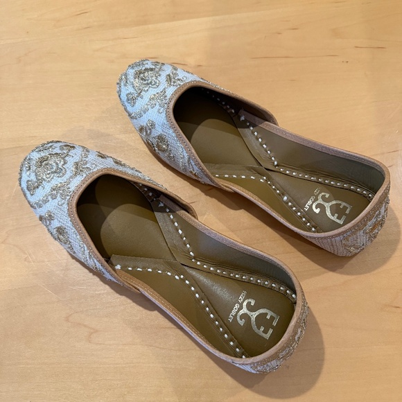 Handcrafted Jutis - Picture 2 of 6